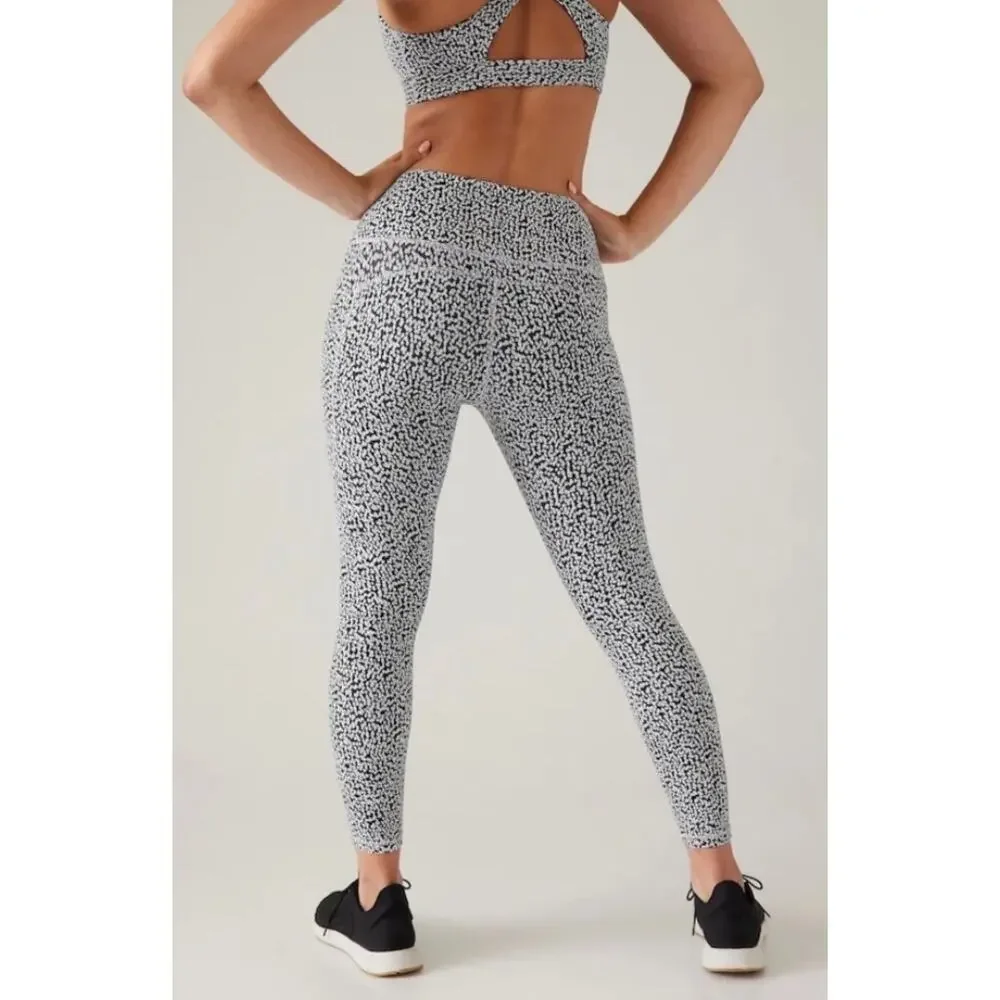Athleta Ultimate Stash Textured 7/8 Leggings Womens Large Camilla Water Violet